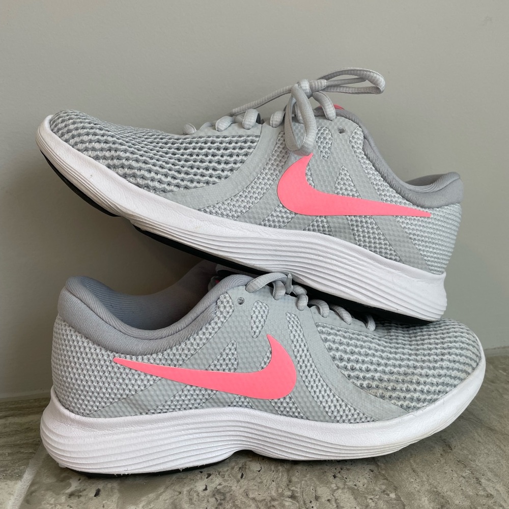 Nike Revolution 4